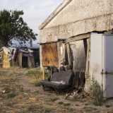 Una casa di campagna diroccata riutilizzata come accampamento