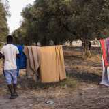 Fili su cui i profughi stendono coperte e bucato tra gli ulivi della campagna circostante