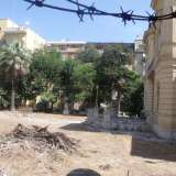 L'ampio giardino in abbandono