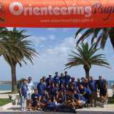 Un gruppo di atleti posano al punto di partenza di una gara di orienteering