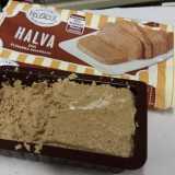 Michela apre per noi una confezione di "halva", un dolce a base di semi di girasole di colore beige che alla vista sembra un panetto di pasta compatta