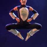 Ballerina durante il saggio di fine anno nell'esecuzione di una batteria