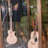 Vetrina esterna di Guitarmaniac, in via Toti