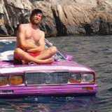 Marco Amoretti a bordo della Maserati color fucsia, scelta per il giro d'Italia progettato nel 2009. Partito da La Spezia, sar� costretto a terminare il viaggio a Tropea, in Calabria