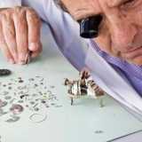 L'orologiaio Roberto al lavoro