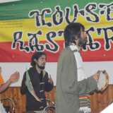 Ragazzi rastafariani intenti a suonare percussioni