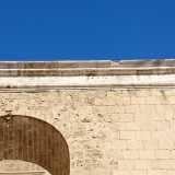 Nella corte del Castello, al di sopra di un cornicione, � possibile leggere un�incisione che recita Bona Sfortia Aragoniae regina Poloniae [�] anno domini MDLIV, dove l�anno (1554), sta a indicare la fine dei lavori nella fortezza
