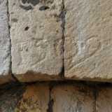La statua fu posta sotto l�arco nel 1509 (come riporta l�iscrizione in basso), affinch� con le sue braccia alzate e la sua forza spirituale reggesse il grave peso della nuova e pi� grande Cattedrale che stava nascendo e dei peccati dei cittadini