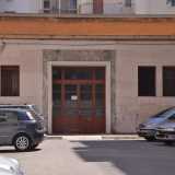 L'ingresso dell'ex cinema Jolly in un cortile di via Sagarriga Visconti, ora parcheggio