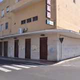 Il palazzo che ospitava l'ex cinema Rizzi in via Napoli a Santo Spirito: ora � un supermercato
