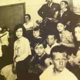 Foto inedita di una classe della scuola della comunit� armena di Bari. Sullo sfondo in alto Hrand Nazariantz, poeta armeno naturalizzato italiano