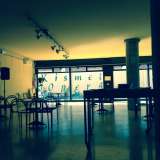 Il foyer del teatro Kismet e il suo ingresso vetrato su strada San Giorgio Martire