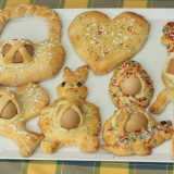 Alcune varianti: al posto della classica ciambella si trovano spesso dolci che ricordano altre forme come coniglietti, cestini, cuori e colombe