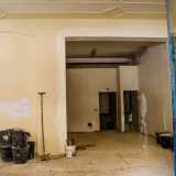 Del vecchio locale non � rimasto nulla: la latteria � un impolverato cantiere in via di ristrutturazione, con un ampio stanzone al pian terreno... 