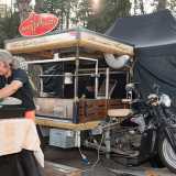 Sulla moto vengono cucinate bombette di Cisternino e alette di pollo piccanti
