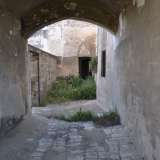 Entriamo da quello che dovrebbe essere l�ingresso principale del sito e ci ritroviamo in un grande atrio che porta a un cortile
