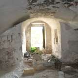 Decidiamo di esplorare prima il piano terra e il primo piano della masseria. Entriamo in una serie di enormi locali vuoti devastati dal tempo e dall�incuria