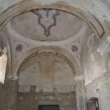 E� arrivato ora il momento di visitare la chiesa. Da un�entrata laterale entriamo nell�unico piccolo ambiente dove sono ancora presenti decorazioni a stucco e ad affresco che colorano il soffitto e gli archi