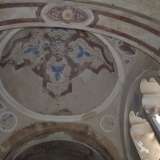 Siamo nella navata dell�edificio, sopra di noi si staglia la cupola