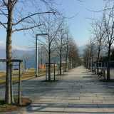 La nostra esplorazione parte dalla lunga arteria che costeggia il lago, via Dante Alighieri. Sulla sinistra c'� un ampio parco caratterizzato da panchine colorate e un viale alberato, ideale per una lunga passeggiata