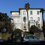 Sbuchiamo quindi nel pi� moderno corso XXV Aprile. Qui spunta un'elegante villa in stile liberty: � la biblioteca comunale, che tra i tanti volumi ospita anche un archivio dedicato al poeta Vittorio Sereni