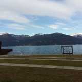 Da qui con pochi passi si raggiunge la riva, interrotta qua e l� da passerelle in legno. In lontananza � ben visibile la sponda piemontese del grande specchio d'acqua