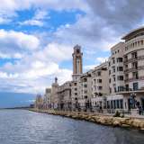 Iniziamo il nostro viaggio partendo dal lungomare Nazario Sauro. Ci accolgono sfilando davanti a noi in successione vari e imponenti palazzi istituzionali: dalla Provincia con il suo caratteristico campanile  al comando della Terza regione aerea, dal palazzo della Regione all�istituto nazionale di Previdenza sociale
