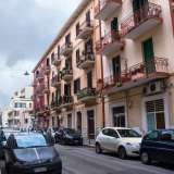Ci immergiamo su via Dalmazia. Qui il panorama cambia: i monumentali palazzoni lasciano il posto ad antiche e basse case color pastello con balconcini e persiani verdi.  Le abitazioni sono comunque tutte in buonissimo stato, evidentemente ristrutturate