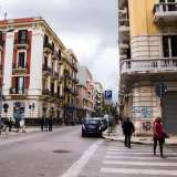 Sempre circondati dai bei palazzi d�epoca oltrepassiamo un noto pub cittadino 