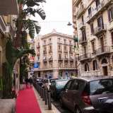 ...dall�altra si stagliano eleganti e lussuosi palazzi e negozi, come la storica pasticceria Boccia, operosa dagli anni 30