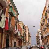 In via Cattaro troviamo un altro circolo e tanti balconi da cui pendono sventolanti panni stesi ed emergono uomini e donne di disparate nazionalit�