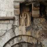 Viene infatti definita dai cittadini come la �Madunn d nan secc nind� (la Madonna del non ne so niente) per la posizione delle sue braccia che sono poste verso l�alto, proprio come chi si dichiara ignaro e all�oscuro di tutto. Un nomignolo certamente simpatico ma singolare per la Vergine che, per quanto ne sappiamo, dovrebbe essere perfetta, onnipotente e soprattutto onnisciente