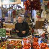 Siamo ora nel mercato. Qui si trova un po� di tutto: dalla frutta di stagione...