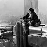 Foto del 1930 della fotografa statunitense Margaret Bourke - White arrampicata in cima all'Empire State Building