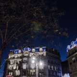 Il nostro viaggio inizia in pieno centro, in quella place Sadi Carnot costellata dai suoi monumentali palazzoni ottocenteschi che ospitano le pi� importanti istituzioni della pubblica finanza e che, illuminati da scenografiche luci blu e bianche, di sera sfoggiano il loro splendore