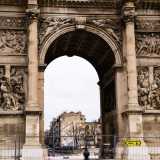 Percorrendo course Belsunce si giunge in rue d�Aix che culmina nella port d�Aix, l�arco trionfale che segna il vecchio punto di ingresso della citt� concepito nel 1784