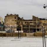 L'arco oggi incornicia solo un enorme cantiere e macerie abbandonate