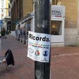 Per ricordare le vittime della strada: un adesivo  attaccato su un palo in via Sparano dal quale � stato "rubato" il fiore