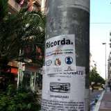 Per ricordare le vittime della strada: un adesivo  attaccato su un palo in via Sparano dal quale � stato "rubato" il fiore