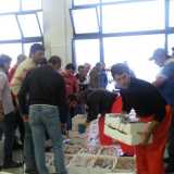 ... e si stringono intorno alla mercanzia non appena l'asta ha inizio