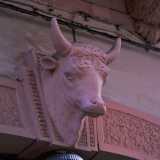 Un mascherone apotropaico che riproduce l'immagine di un toro e che si ispira alle effigi delle monete dell'antica Ceglie del Campo