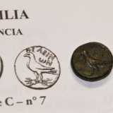 Il rovescio della moneta con un�aquila che regge fra gli artigli un fascio di fulmini e recante la scritta Kaileinon   