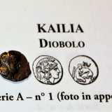 Un diobolo in argento raffigurante la testa della dea Atena che indossa un elmo greco ornato da un grifone