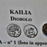 Il rovescio della moneta raffigurante Ercole in ginocchio che soffoca il leone Nemeo con alle sue spalle il simbolo della clava