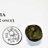 Il rovescio della moneta raffigurante un trofeo militare con l�iscrizione Kailinon