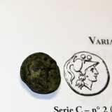 Un'altra oncia bronzea che raffigura Atena con un elmo corinzio