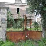 Ci� che vediamo su via Buozzi � un cancello aperto e arrugginito che separa il fabbricato dalla strada: su una colonna in pietra spicca una tavola di legno con il numero civico �48�