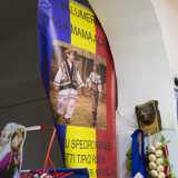 ...ci sono bandierine della Romania, manifesti pubblicitari in lingua appesi al muro e teste di animali selvatici imbalsamate
