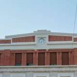 L'orologio sulla facciata della stazione Ferrotramviaria in via Napoli a Bari