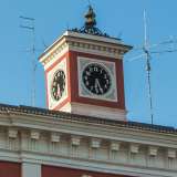 L'orologio sulla facciata del Palazzo della Prefettura in corso Vittorio Emanuele II a Bari